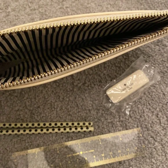 Kate Spade ♠️ zipper pouch - Picture 8 of 12